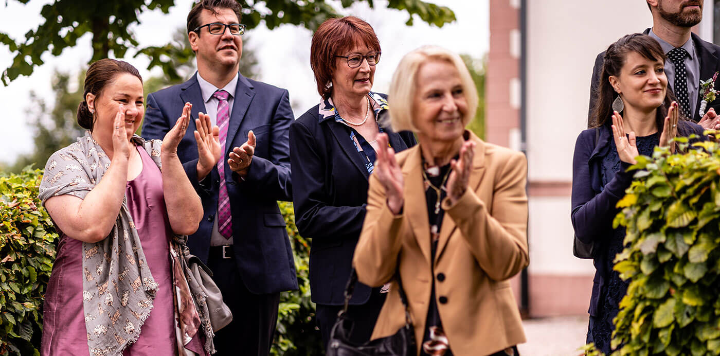 Les invités du mariage applaudissent