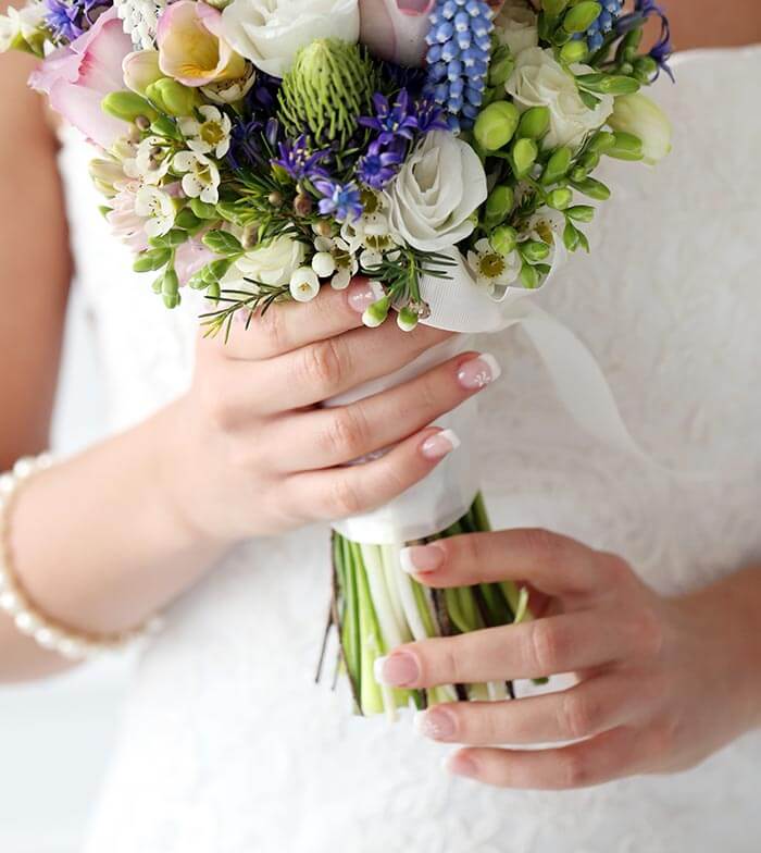 clous avec colle à ongles pour le mariage