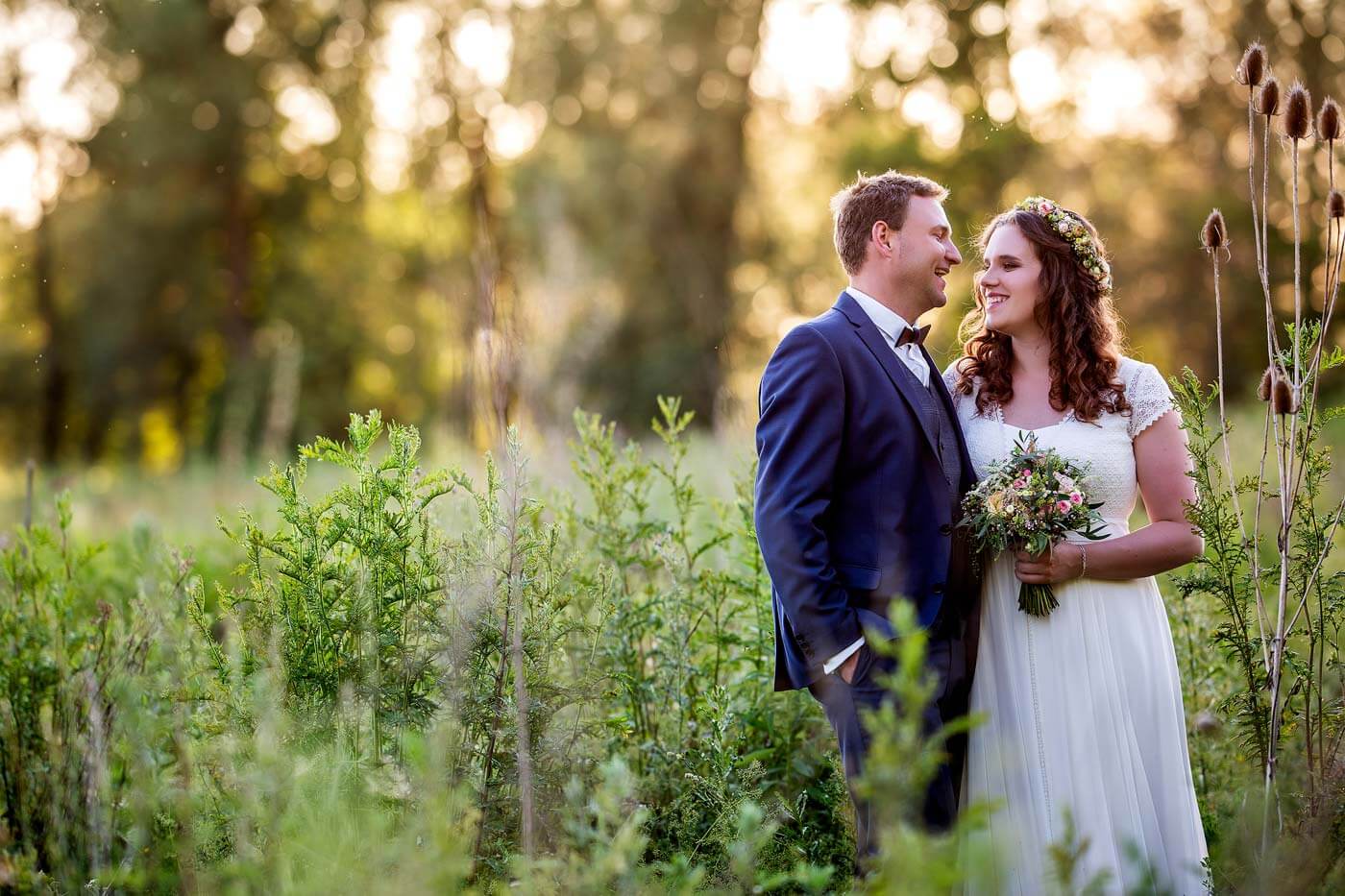 Shooting de couple dans la prairie